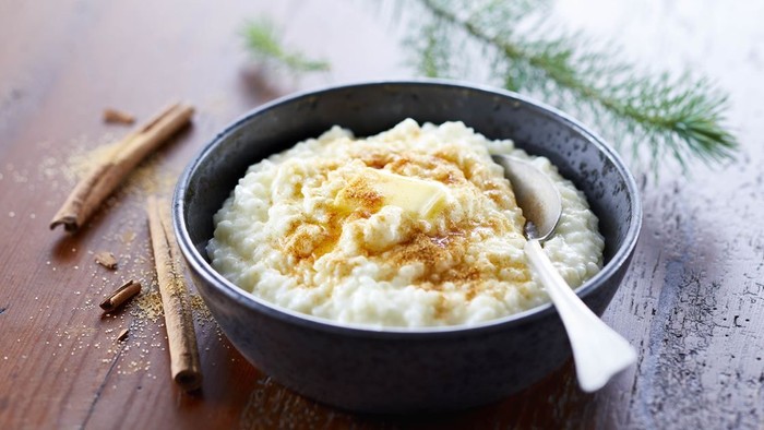 En skål med risgrynsgrød med kanel og fløde.