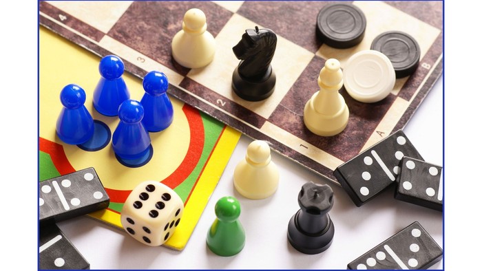 Würfel, Spielfiguren und Dominosteine als Symbol für die Spielgruppe im Haus der Begegnung