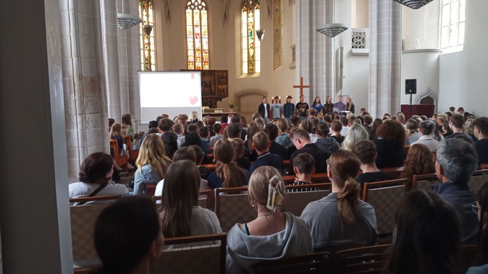 Junge Menschen beim Schulgottesdienst 2024 in der St. Petri-Pauli-Kirche in Lutherstadt Eisleben