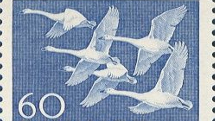 Dansk frimærke med flyvende svane.