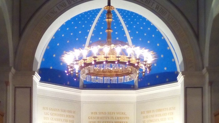 Kronleuchter in Caputher Kirche