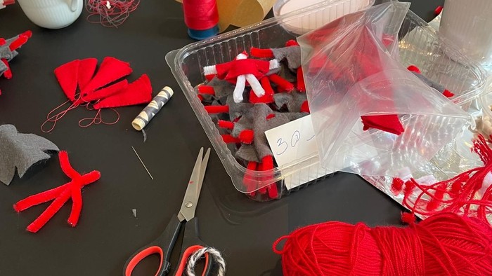 Bord med håndarbejdets redskaber og materialer.