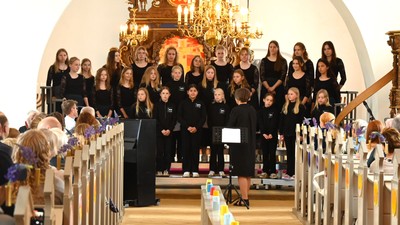 En korstand i kirke med publikum