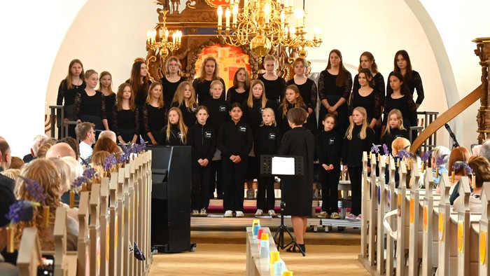 En korstand i kirke med publikum