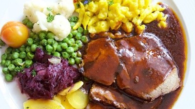 En ret med kød, grønnsaker og ris