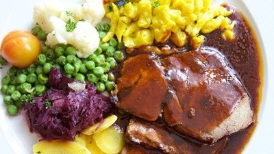 En ret med kød, grønnsaker og ris