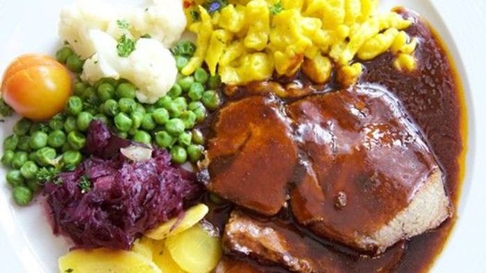 En ret med kød, grønnsaker og ris