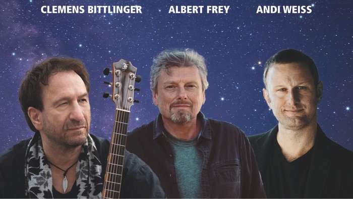 Drei Männer, einer mit einer Gitarre, vor einem sternenklaren Hintergrund.
