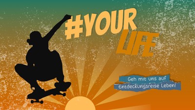 Skateboarder vor Sonnenuntergang mit dem Hashtag #YOUR LIFE und deutschem Text