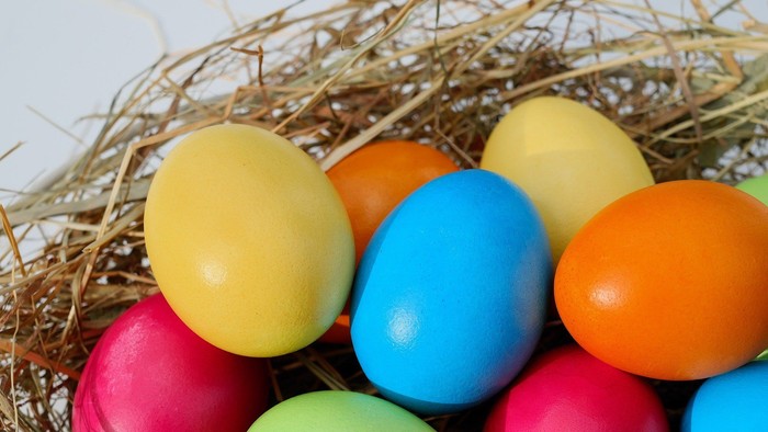 Bunte Ostereier in einem Heuhaufen