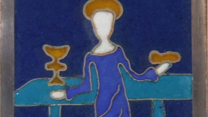 En blå figur med hårbånd står mellem to bord med dyr på.