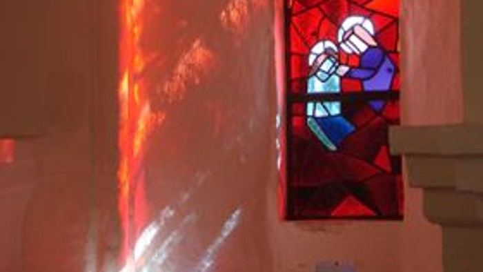 Stained glass vindue med farverne rød, blå og guld