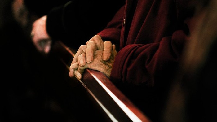 En person spiller en violin.