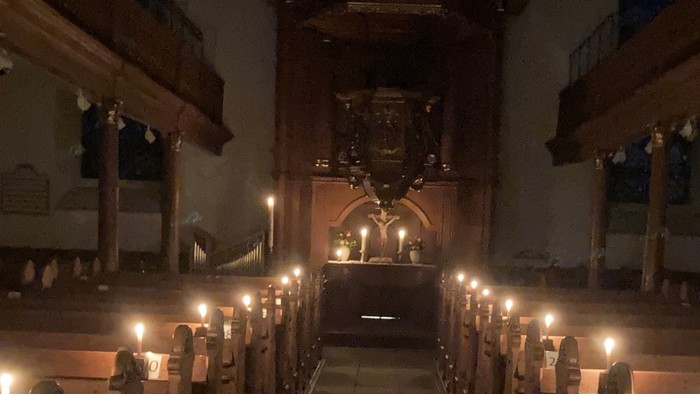 Kirchliche Innenansicht bei Kerzenlicht