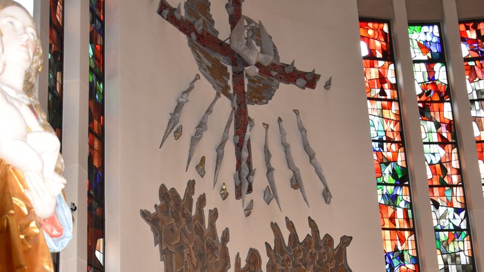 In der Kirche hängen zwei große Holzskulpturen über dem Altar.