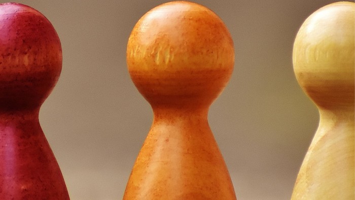 Bunte Spielfiguren laden zum offenen Jugendkeller ein.