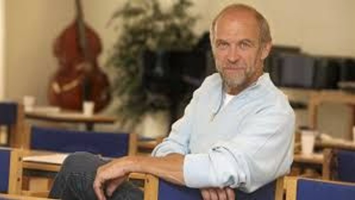 Erik Sommer vil lede fællessang samt fortælle lidt om sangene. Gratis entre.