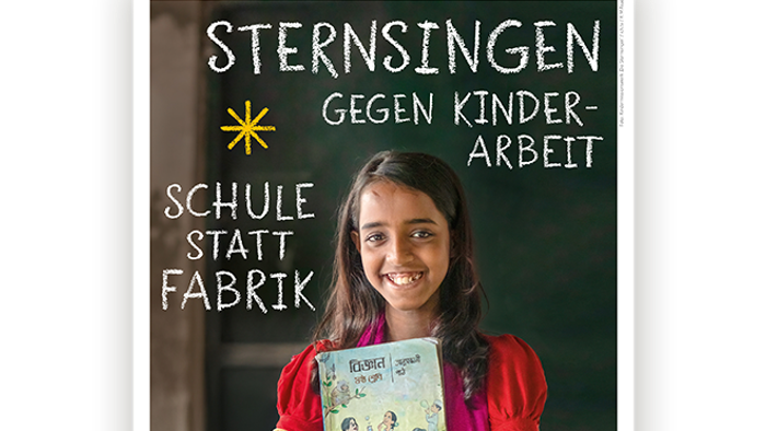 Schülerin hält Buch in der Schule, Plakat für Sternsingen