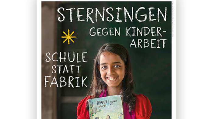 Schülerin hält Buch in der Schule, Plakat für Sternsingen