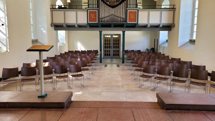 Leere Kirche mit Empore und Orgel