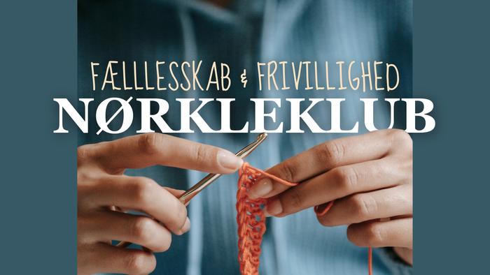 En person laver strik med røde tråde og en strikkål.