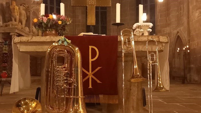 Kirchenaltar mit Messinginstrumenten und Kerzen