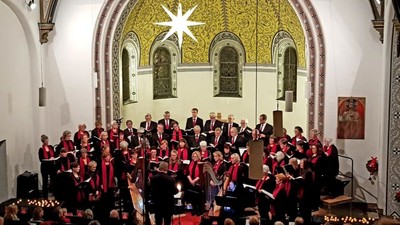 Ein großer Chor singt in einer prächtigen Kirche