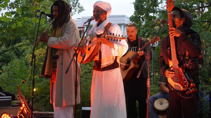 Sie sehen ein Foto der Band der letzten Familiennacht