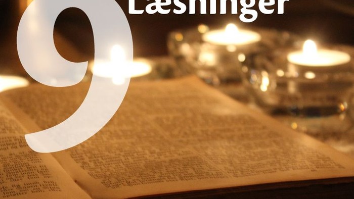 Bog og lysstake på bordet