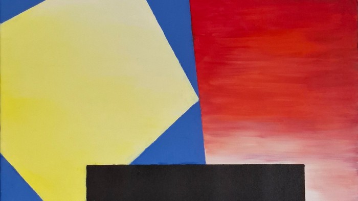 Das Bild zeigt drei farbige Quadrate vor blauem Hintergrund