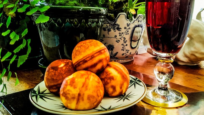 En skål med frugter og en glas vin på bordet