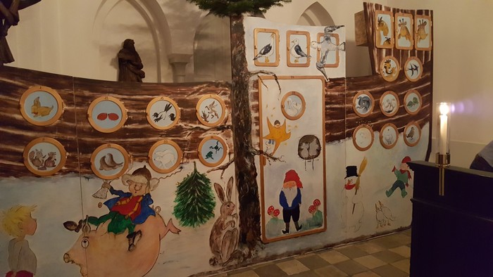 Billedet viser en indendørs vegne med malerier og klokker.