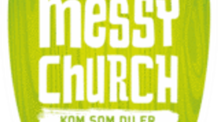 Messy Church Logo i grøn. Der står Messy Church med store hvide bogstaver på grøn baggrund. Nederst står der Kom som du er med hvide bogstaver på grøn baggrund.