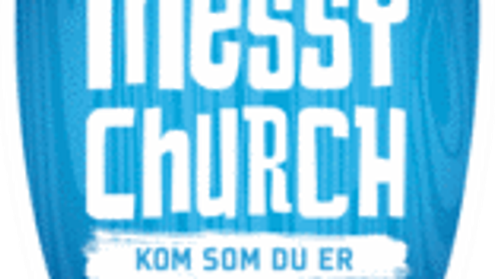 Messy Church Logo i blå. Der står Messy Church med store hvide bogstaver på blå baggrund. Nederst står der Kom som du er med hvide bogstaver på blå baggrund.