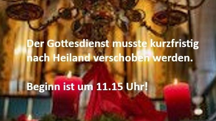 Kircheninneres mit einer rot gekleideten Figur, Kerzen und einem deutschen Text über einen Gottesdienst, der um 11:15 Uhr beginnt.