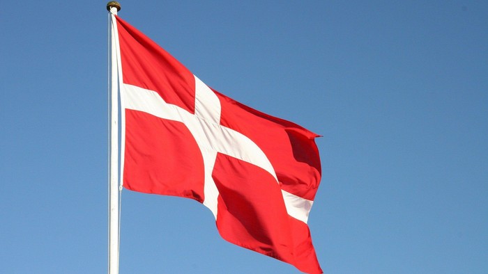 Dansk flag vimpler i blå himmel