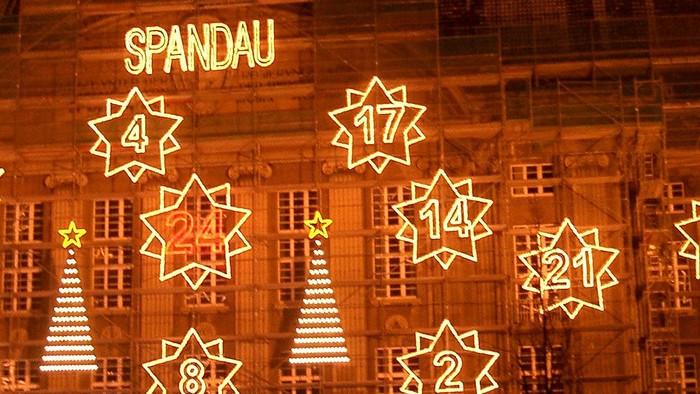 Weihnachtliche Lichterdekoration an einem Gebäude mit