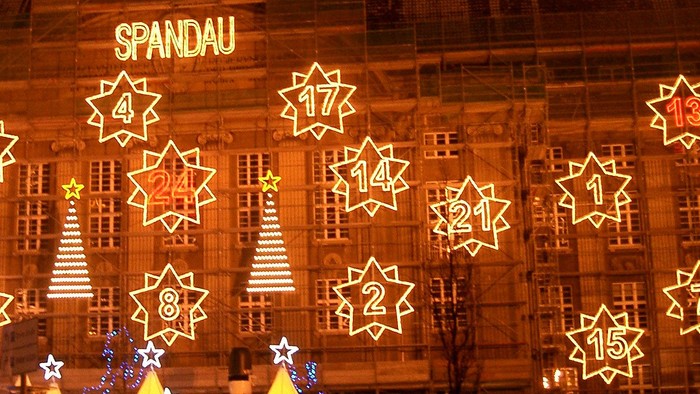 Weihnachtliche Lichterdekoration an einem Gebäude mit