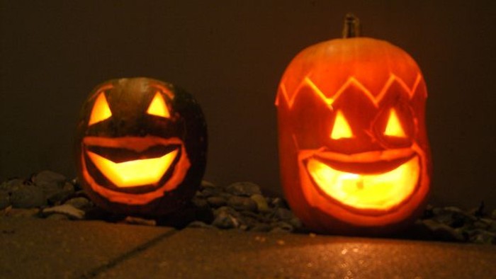 To halloweenly udskårne pumpker på gulv.