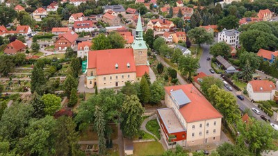 Überblick eines Dorfes mit Kirche und umgebenden Häusern