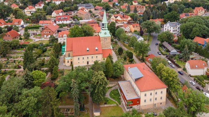 Überblick eines Dorfes mit Kirche und umgebenden Häusern