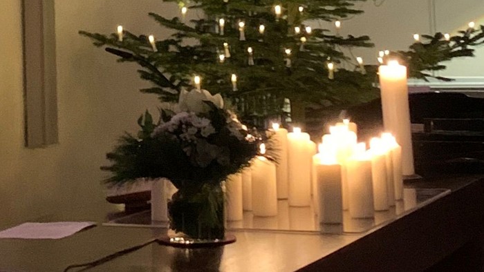 Ein geschmückter Weihnachtsbaum in einem hell erleuchteten Raum