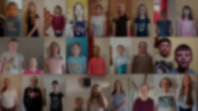 Viele Menschen in einem Videokonferenz-Meeting