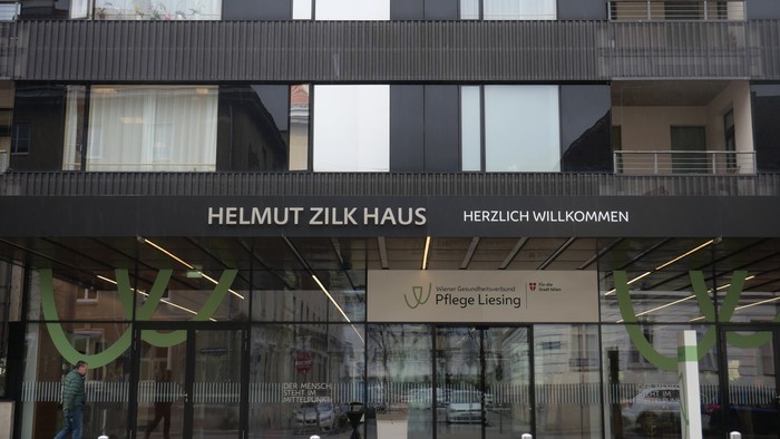 Das Bild zeigt das Helmut Zilk Haus mit einem Willkommensschild und grünen Akzenten.