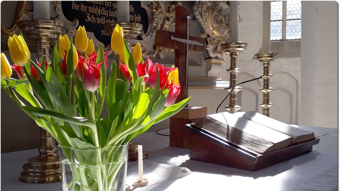 Altar mit Tulpen