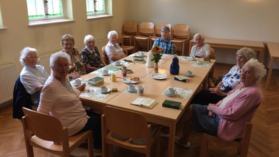 Seniorengruppe beim Essen in einem hellen Raum