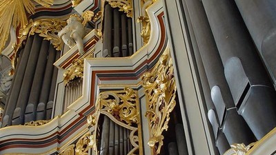 Prachtvolle Orgel mit aufwendigen goldenen Verzierungen und zahlreichen Pfeifen