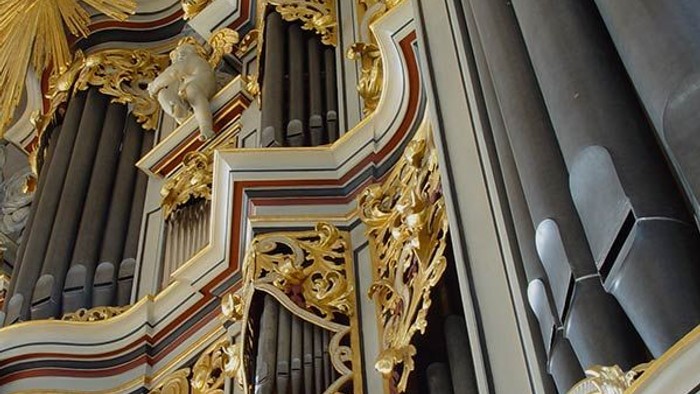 Prachtvolle Orgel mit aufwendigen goldenen Verzierungen und zahlreichen Pfeifen