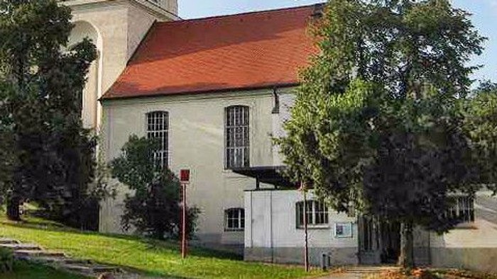 Kirche in Lebus. Blick auf Südseite und Turm.