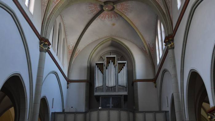 Die Kirche mit hohem Gewölbe und Orgel im Zentrum